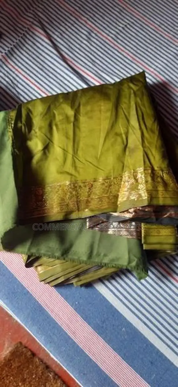 කමිස ඇතුළු විවිධ ඇදුම් අඩුමිලට