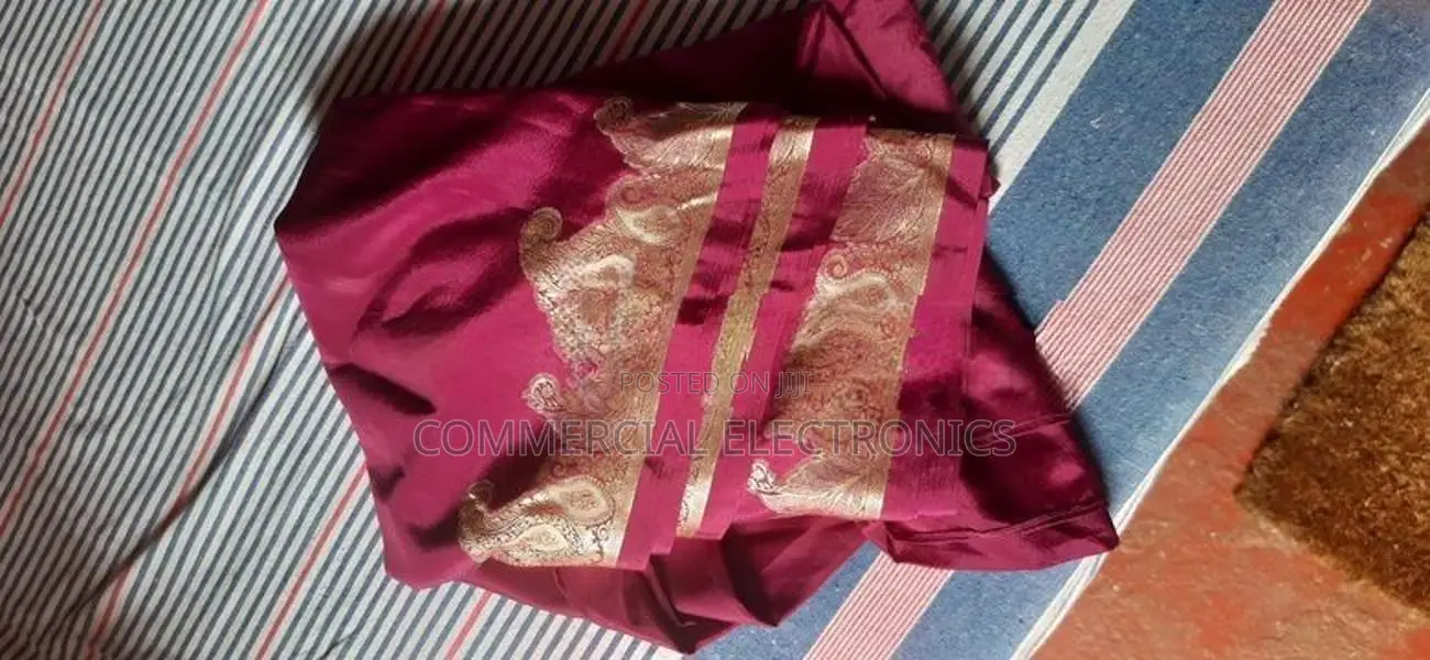 කමිස ඇතුළු විවිධ ඇදුම් අඩුමිලට