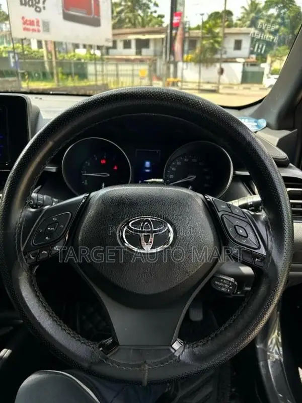 Toyota CHR 2017 SUV (Used)