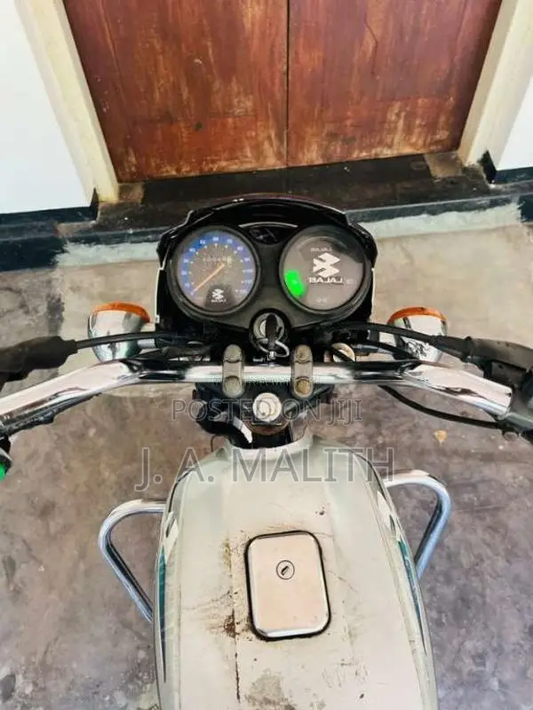 Bajaj Boxer Deluxe 2004 Motorbike (Used)