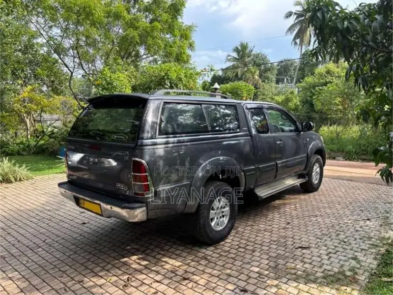 Toyota Hilux Vigo Smart Cab 4WD 2010 Pickup (Used)