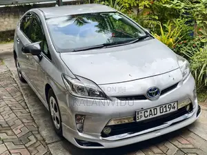 Toyota Prius S Led 2013 Car (Used)