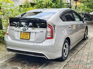 Toyota Prius S Led 2013 Car (Used)
