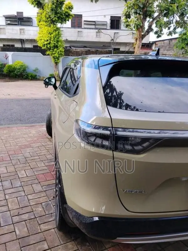 Honda Vezel Z Play With Moon Roof 2023 SUV (Used)