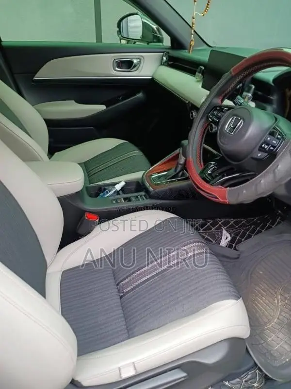 Honda Vezel Z Play With Moon Roof 2023 SUV (Used)