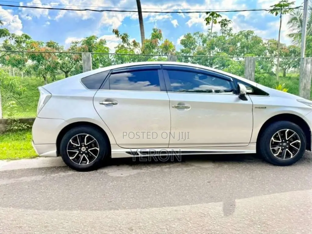 Toyota Prius S LED 2015 Car (Used)