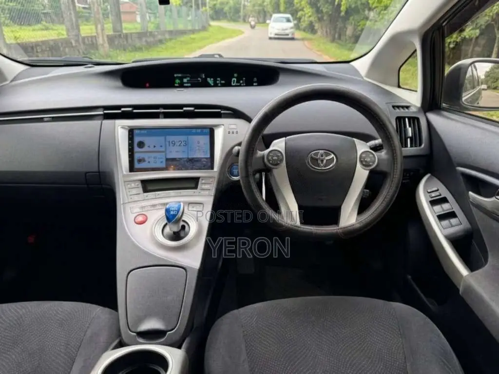 Toyota Prius S LED 2015 Car (Used)