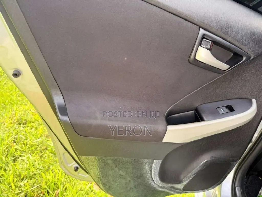 Toyota Prius S LED 2015 Car (Used)