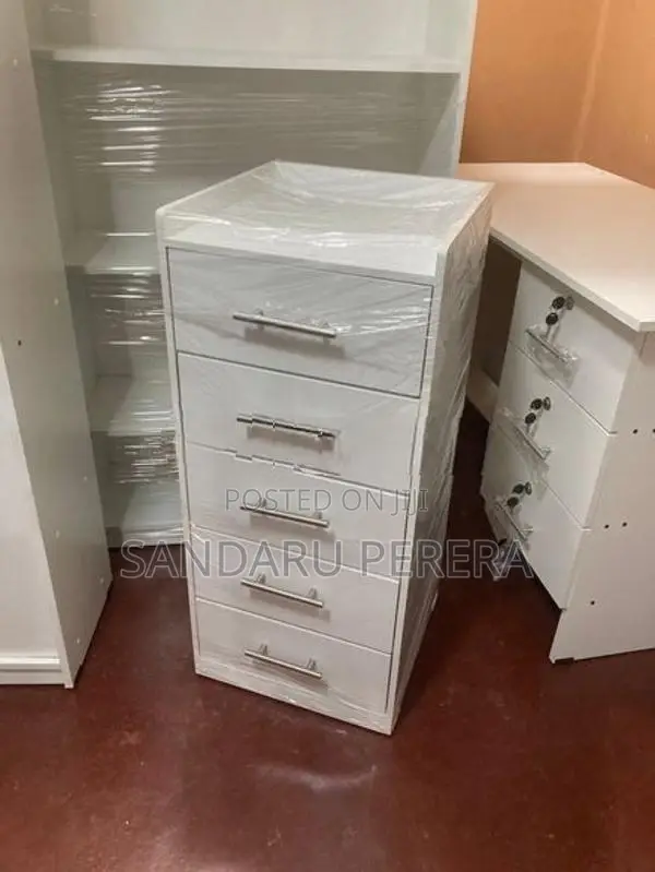 White drawer set