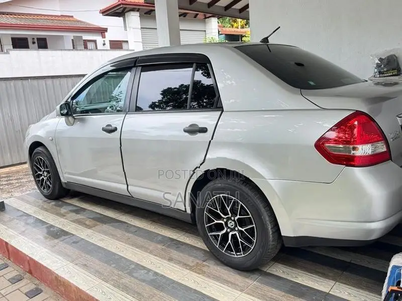 Nissan Tiida Latio Sc11 Cvt 2010