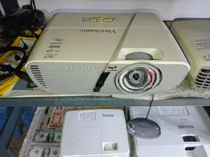 Projector VIEWSONIC PJD5353LS lumens 3200 short throw full set