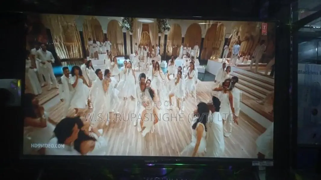 SIGNATURE LED32 SMART TV