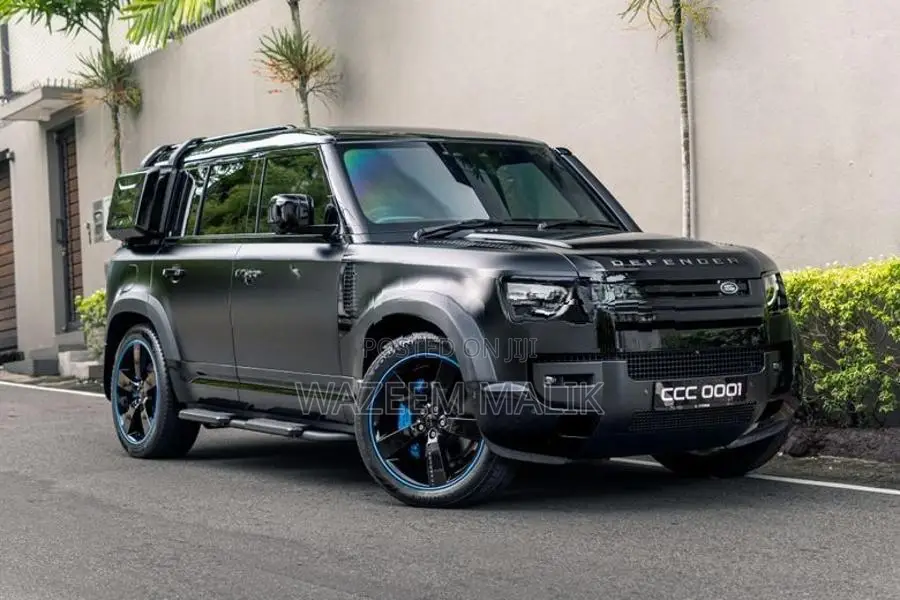 Land Rover Defender P400 2025