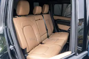 Land Rover Defender P400 2025