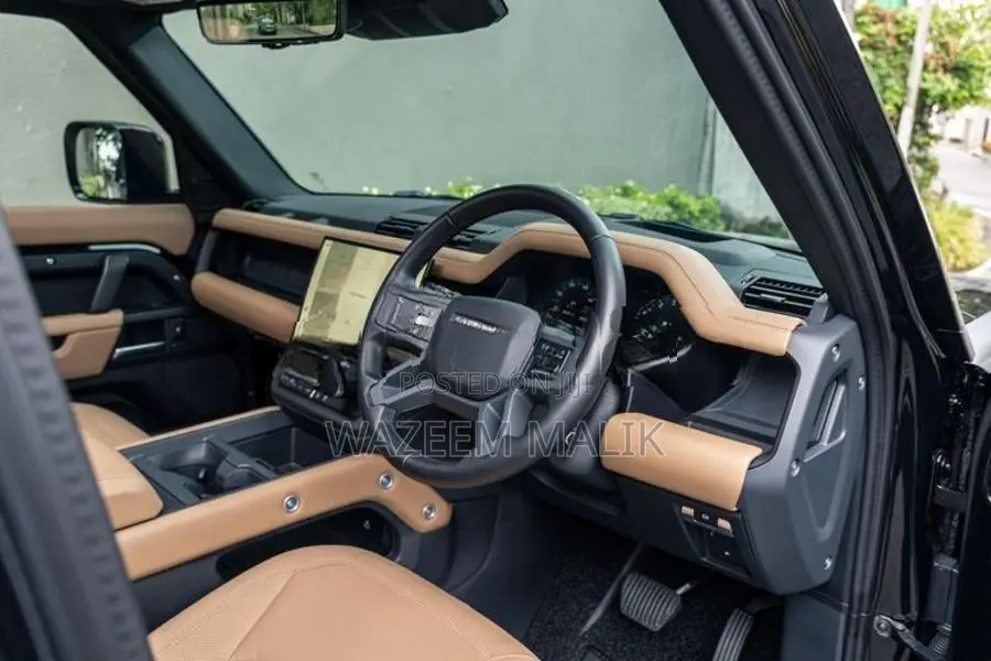 Land Rover Defender P400 2025