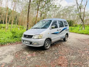 Toyota Noah 2003 Van (Used)
