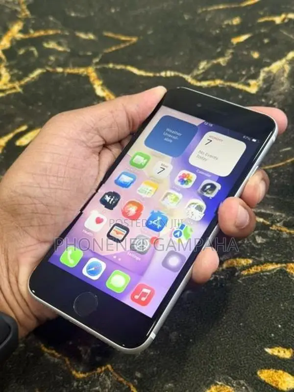 Apple iPhone SE 2 128GB (Used)