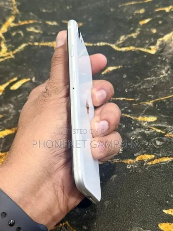 Apple iPhone SE 2 128GB (Used)