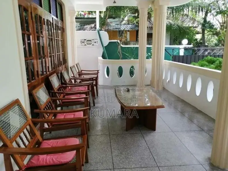 Grand 5-Bedroom House In Godagama