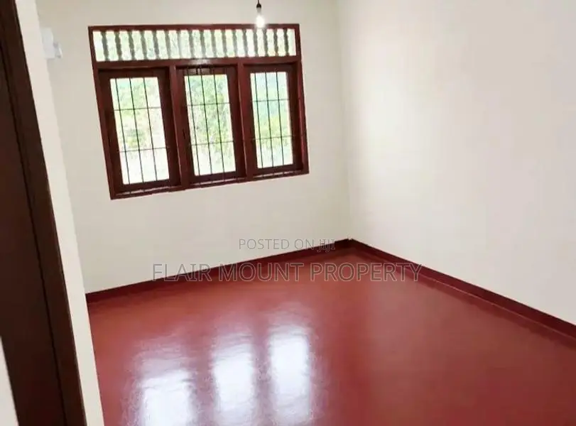 3bd 1bth upstairs house for rent in mount lavinia