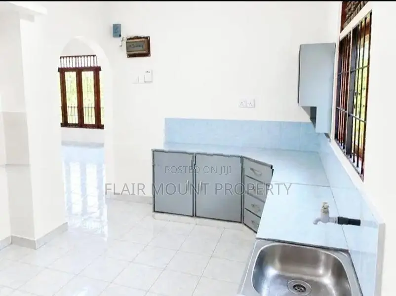 3bd 1bth upstairs house for rent in mount lavinia