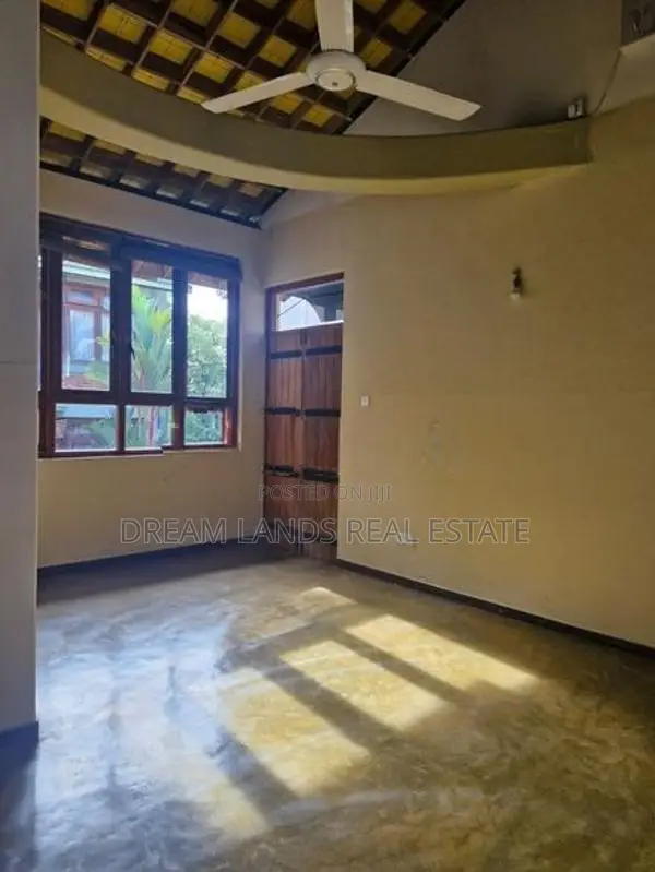 Upper floor for rent batharamulla