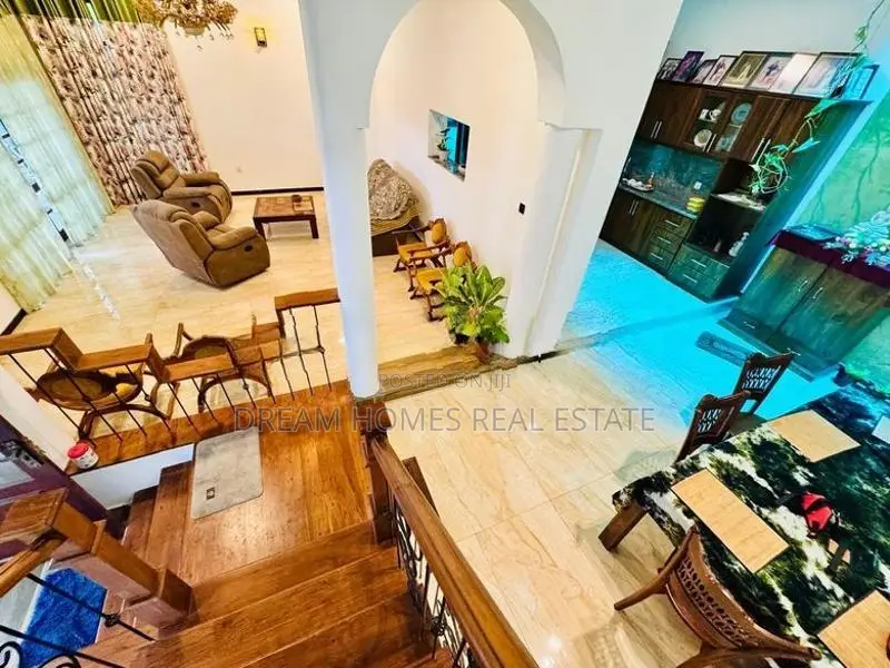 3-Story Home with Scenic Rooftop Lounge – Koswatta