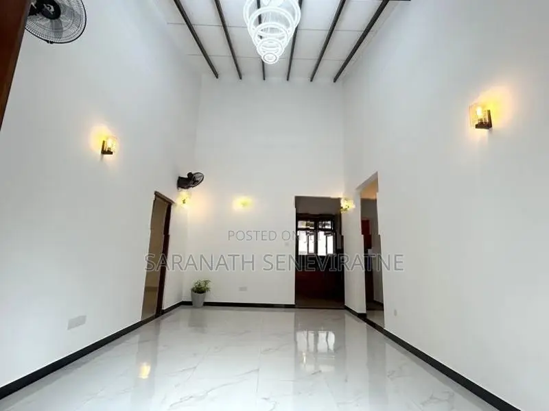 Brand-new Modern House for sale in Athurugiriya