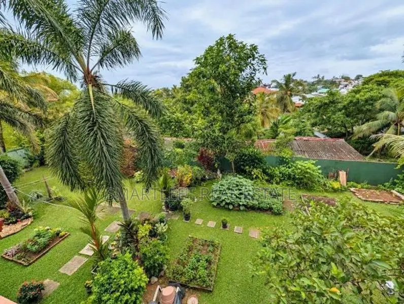 Beautiful House with garden space - Kotte