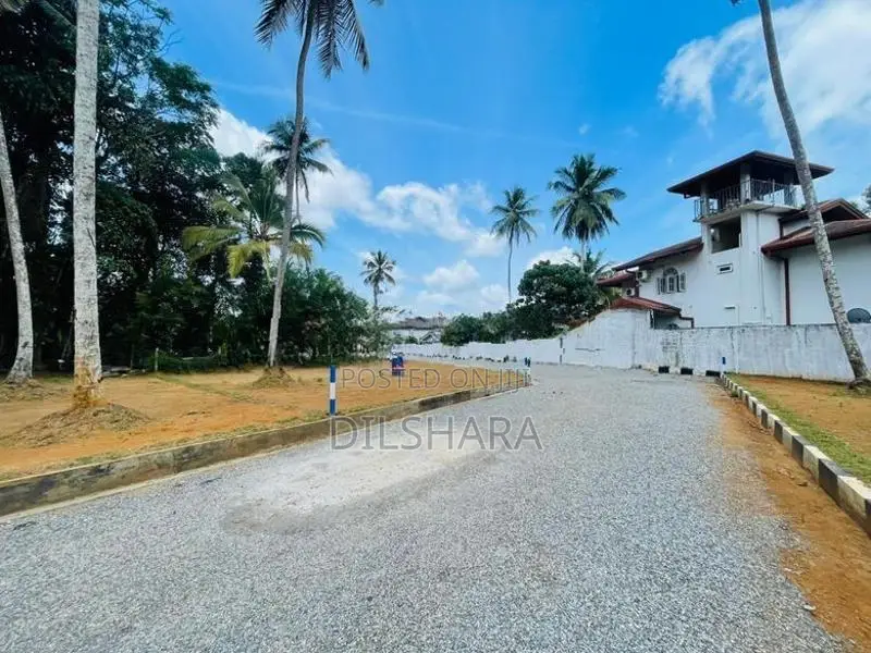 Yakkala නුවර පාරට ආසන්නව වටිනා බිම් කොටස් කිහිපයක්