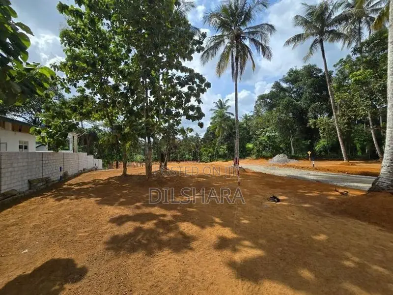 Yakkala නුවර පාරට ආසන්නව වටිනා බිම් කොටස් කිහිපයක්