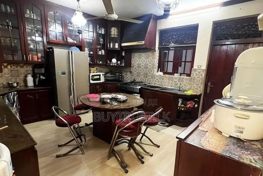 Four Story House for Sale in Colombo 09