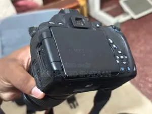 CANON 700D