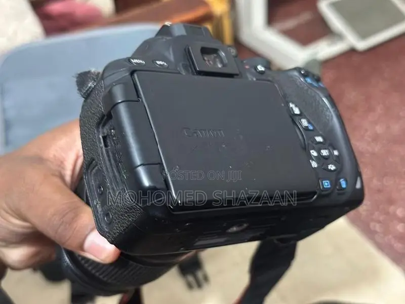 CANON 700D