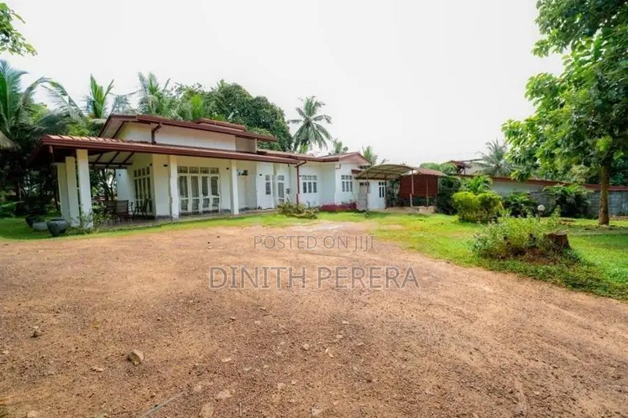 Junction Facing Land With House For Sale Kadawatha