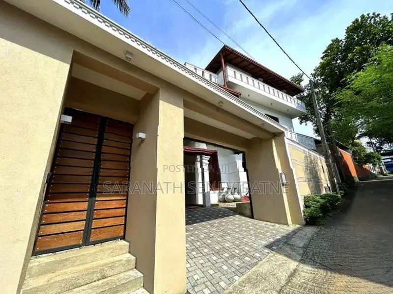 Luxury House in Kelaniya Facing to a Lake