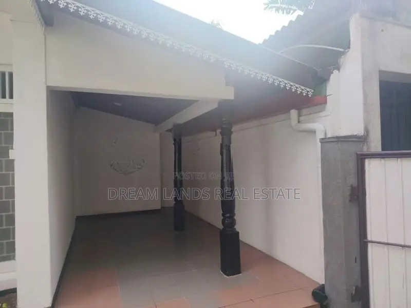 Singal story stand a lone house for rent batharamulla