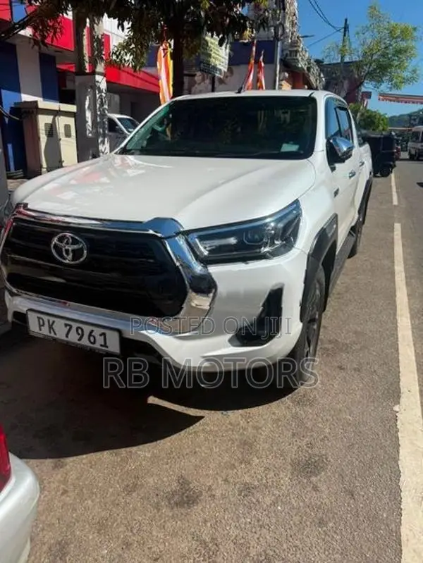 Toyota Hilux V Grade 2.8 2025