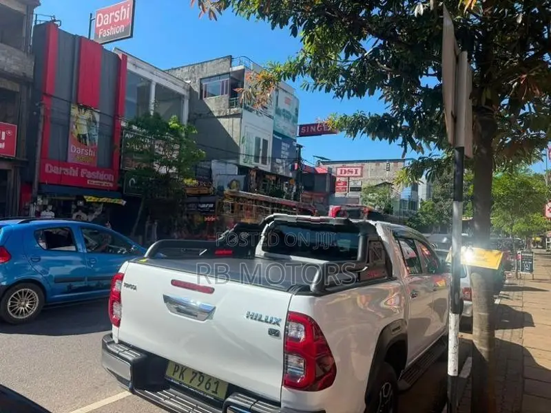 Toyota Hilux V Grade 2.8 2025