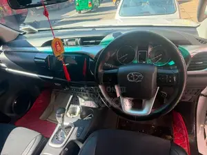 Toyota Hilux V Grade 2.8 2025