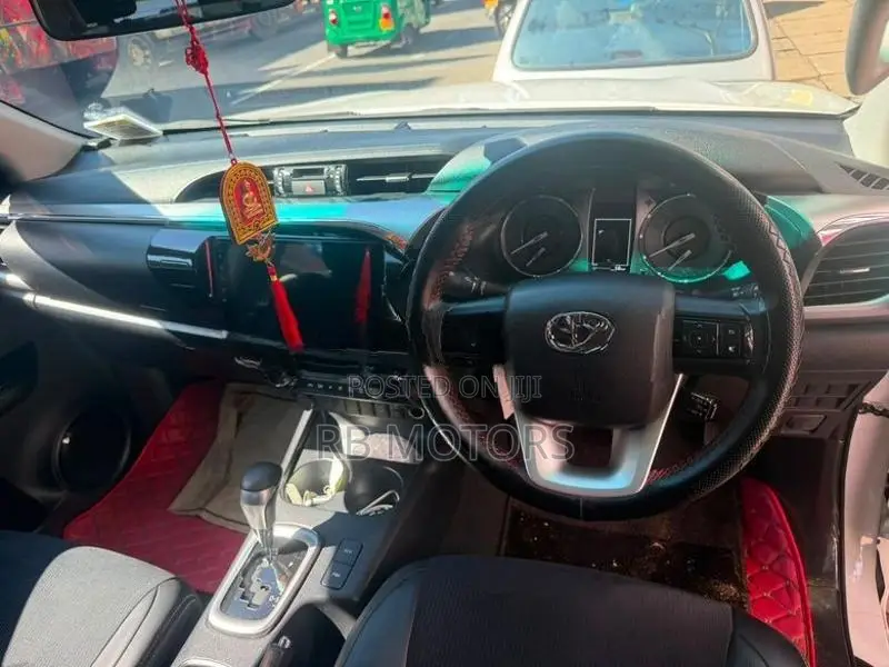 Toyota Hilux V Grade 2.8 2025