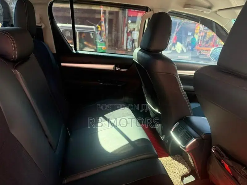Toyota Hilux V Grade 2.8 2025