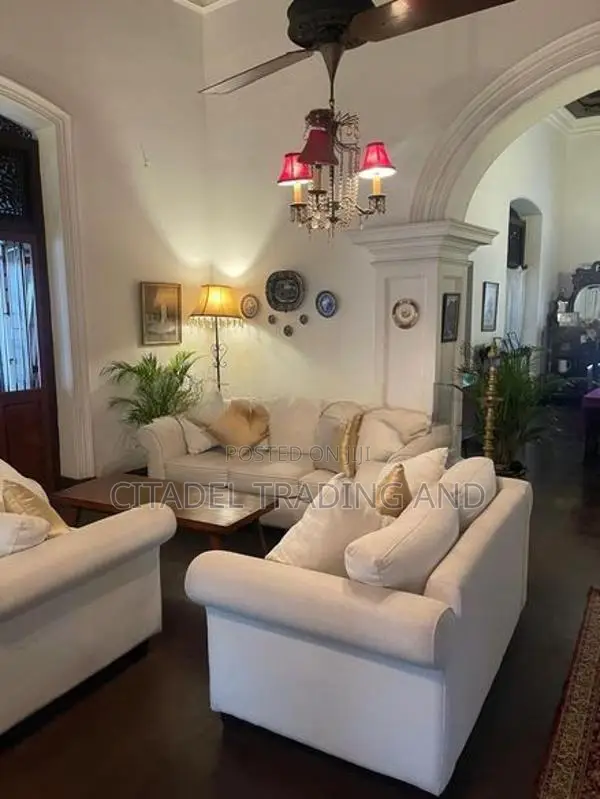 Traditional 2 Story Walawwa Type House For Sale In Colombo 7 - CH1833