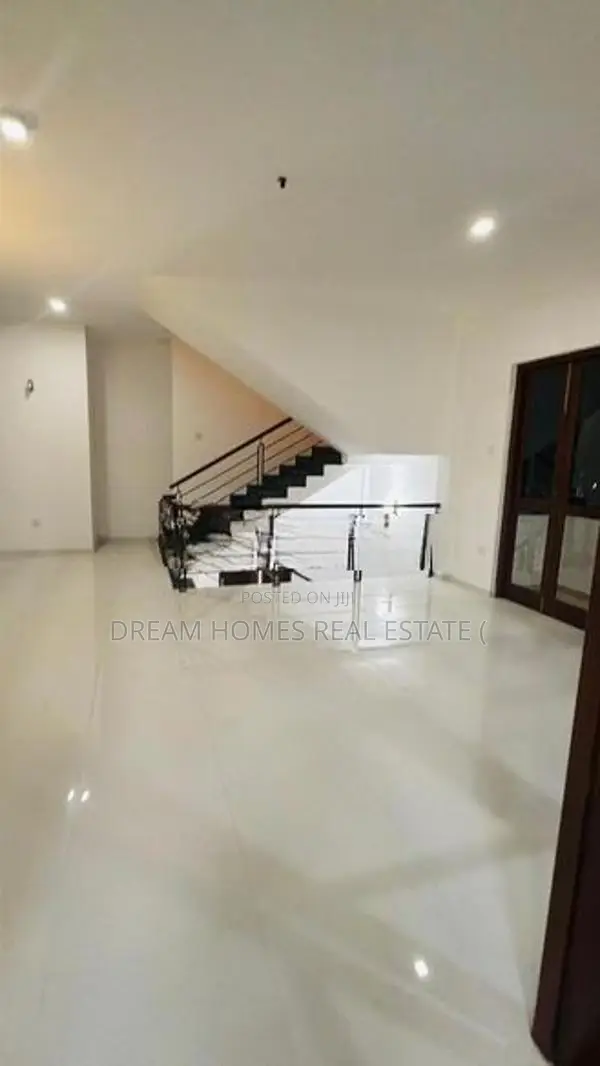 4 Bedroom Luxury House for Sale in Athurugiriya