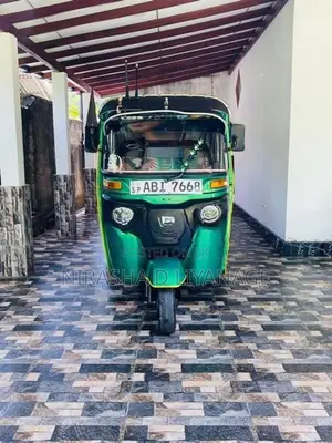 Bajaj RE 2017