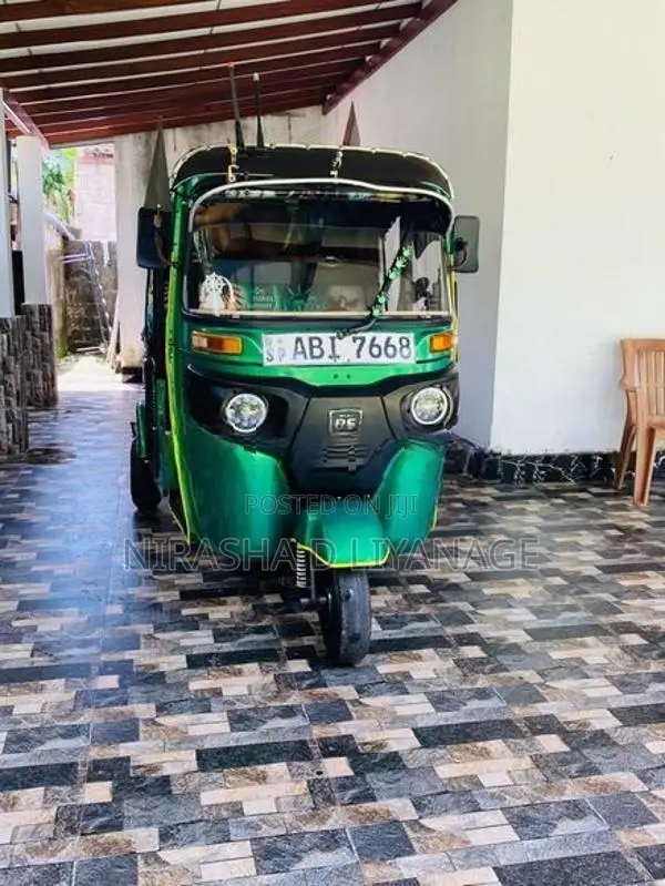 Bajaj RE 2017