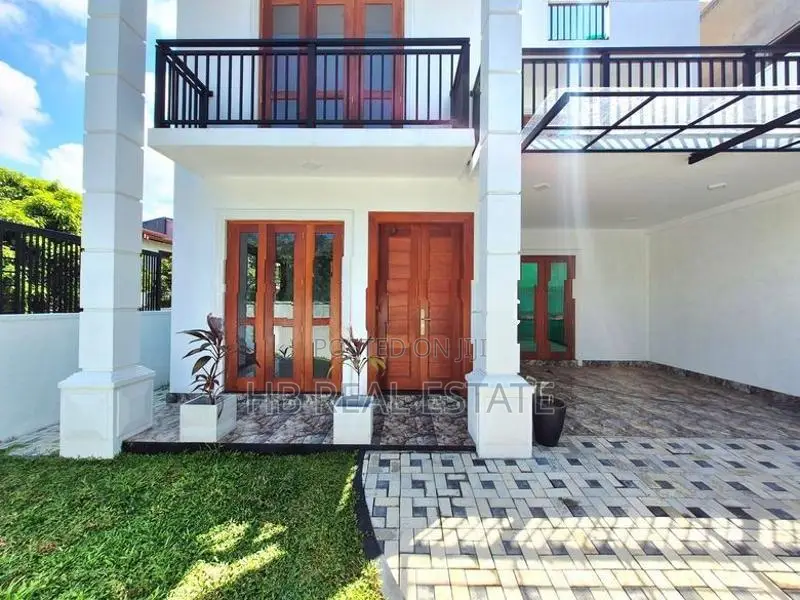 Brand New Luxury Three - Story House For Sale In Piliyandala