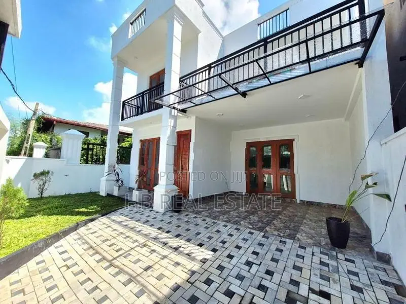 Brand New Luxury Three - Story House For Sale In Piliyandala