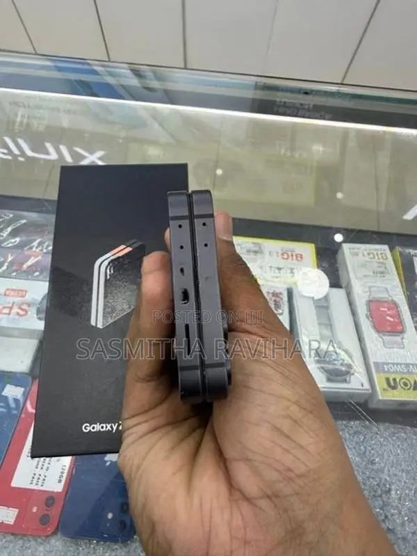 Samsung Galaxy Z Flip 6 (Used)
