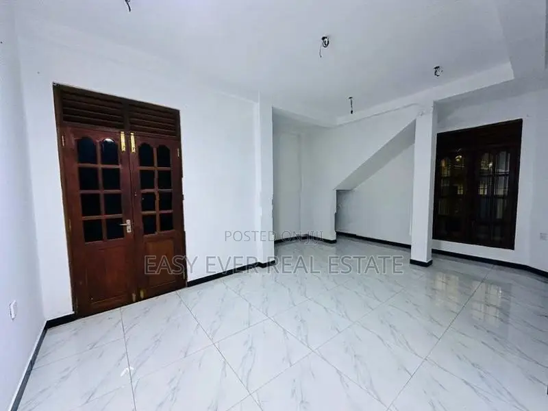 නැවත නොලැබෙන මිලකට දෙමහල් නිවසක් කඩවත - රාගම පාර පේන දුරින්
